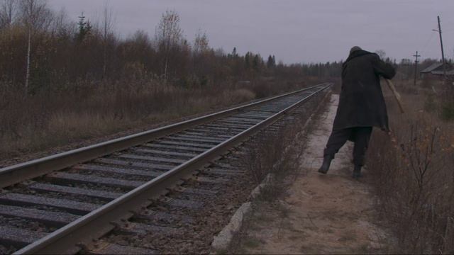 Мужик метёт на полустанке смотреть онлайн