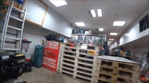 Наружняя отделка  балкона профлистом на высоте.Отказались от объекта.Остекление балкона.