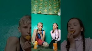 Челлендж кто быстрее съест чипсы?