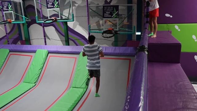 Foto Udfordring i Trampolinpark! смотреть онлайн