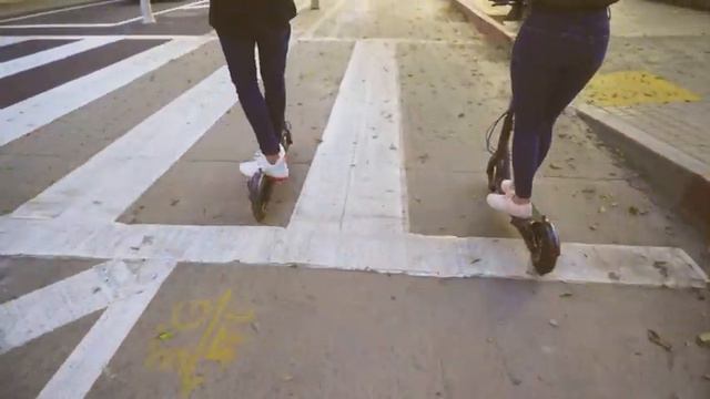 Swagtron High Speed Electric Scooter with 8.5" Cushioned Tires, Cruise Control and Portable Folding смотреть онлайн