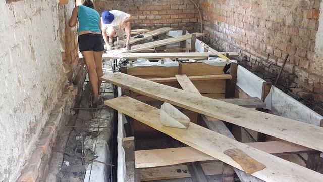 Заливка бетоном стен навозной ванны (бассейна). Реконструкция свинарника 13-14 день смотреть онлайн