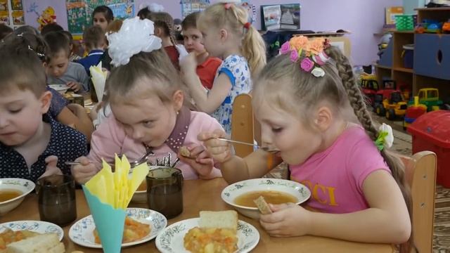 Нам клубничное варенье поднимает настроенье... Вместо щей и манной каши будем есть его всегда! смотреть онлайн