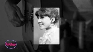 Я фотографию беру, в твои глаза с тоской смотрю.