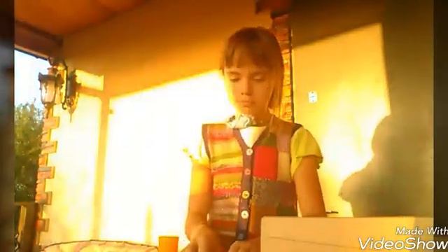 Бедный ребёнок родители выгнали ребёнка на улицу. Бедняжка смотреть онлайн