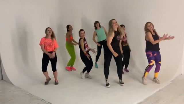 ZUMBA WARM UP - Pepas ( Fran Garro Remix) - Zumba choreo, dance fitness, warm up смотреть онлайн