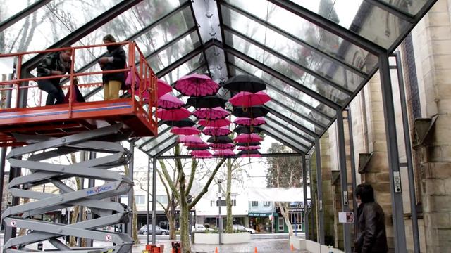 Hanging Around - Umbrella Project - Paddington Markets смотреть онлайн