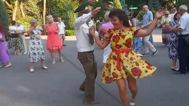 Моя любимая и нежная!!!💃🌹Танцы в парке Горького!!!💃🌹Харьков 20212 смотреть онлайн