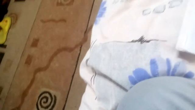 Показывают свои старые и новые рисунки чеек(Ч.О)