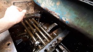 ЛТЗ Т-40. Не работает блокировка. Вскрытие КПП. Снял верхнюю крышку КПП. Ремонт блокировки диффера