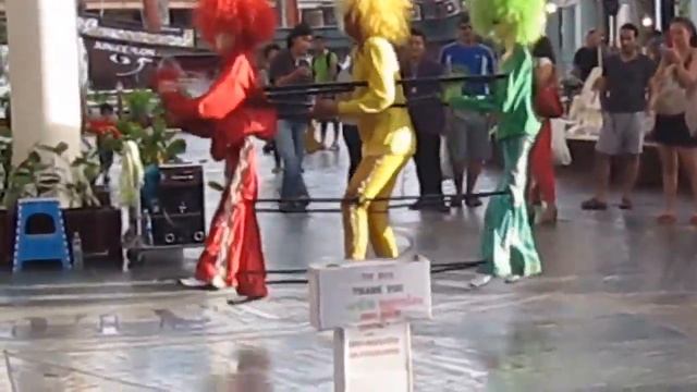 Отдых в Тайланде Пхукет, шоу у торгового центра Jungceylon/ Dance show in Tailand in Phuket. смотреть онлайн