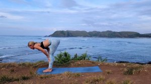 Йога на все тело с акцентом на раскрытие грудного отдела/ Йога для начинающих