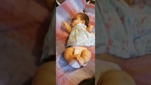 Знакомство Олюшки с нашей новой кошкой