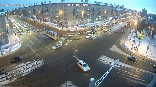 Трамвай сошёл с рельсов на проспекте Победы в Челябинске 13.12.2016 смотреть онлайн