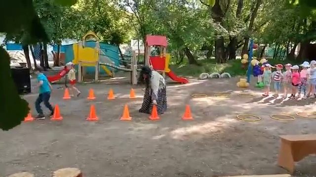 Спортивная эстафета для детей с препятствиями. Праздник "День защиты детей". смотреть онлайн