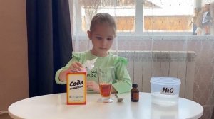 Химический опыт с перекисью водорода,йодом и содой.