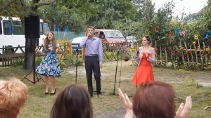 " Роза белая , роза ..." -   Александр Сенюта  (Шпак) 16 , Алеся Крейдич 16  и Оля Гвоздов. 14 л.