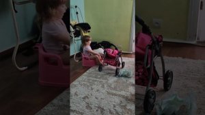 Достижения! Ева сама снимает памперс и садится на горшок. 1 год и 9 месяцев.