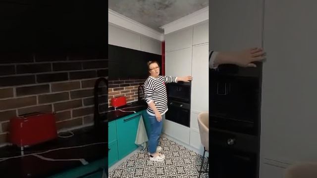 Дизайнер Алёна рассказывает в чем удобство подъемника BLUM HF в отличие от распашных фасадов накухн смотреть онлайн