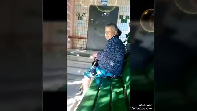 Бабушка которая очень не любит когда возле нее сидят дети смотреть онлайн