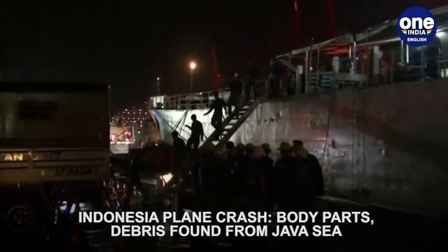 Indonesia Plane Crash: Body parts, debris found from Java Sea | Oneindia News смотреть онлайн