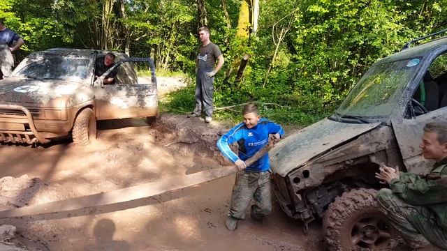 Nissan Terrano 2 Vs Nissan Terrano  вытаскивает из грязи Mammutpark