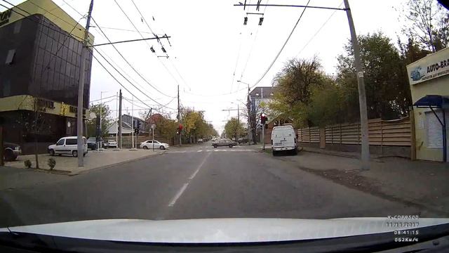 Оно никуда не спешит. Просто демонстративно плюет на правила и окружающих(2)