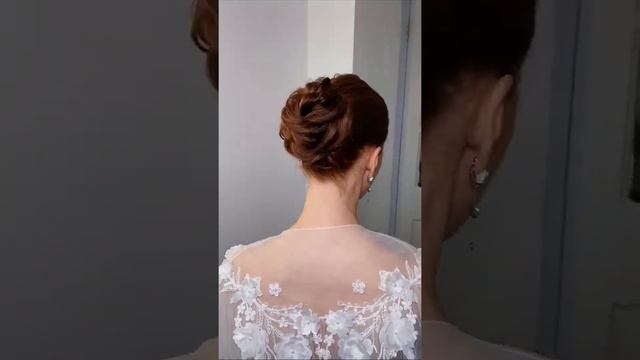 Низкий пучок/ свадебная причёска