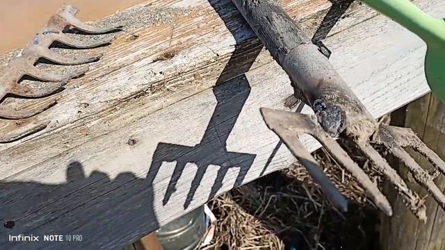 Очень удобный разрыхлитель грядок своими руками. Готовимся к новому сезону. смотреть онлайн