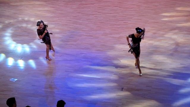 Яркое выступление. ? Браво девушки.Как вам такое увлечение? Дуо, спортивные бальные танцы.Испания смотреть онлайн