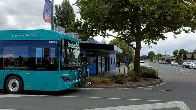 Geely C12ENZ GB8952 on 80 Parklands past Gerald St / Robert St Intersection in Lincoln. смотреть онлайн