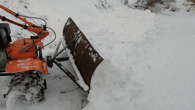 Почистил снег самодельным отвалом к мотоблоку смотреть онлайн