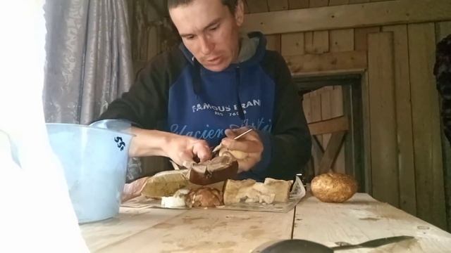 Всё просто! Как заготовить грибы на зиму в таёжной ИЗБЕ? Таёжный быт. Засол хариуса. смотреть онлайн