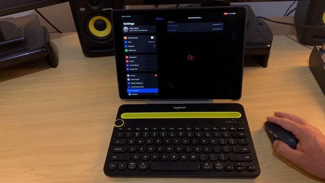 How to connect a KEYBOARD and MOUSE to an iPad or iPhone смотреть онлайн