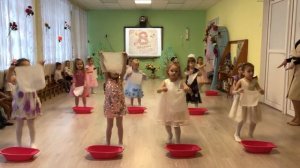 Танец девочек на 8 марта, в младшей группе. Стирка