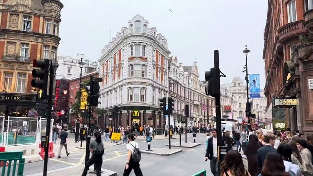 Exploring London Summer Streets: Ultimate Tourist Walk | 4K HDR Virtual Walking Tour смотреть онлайн