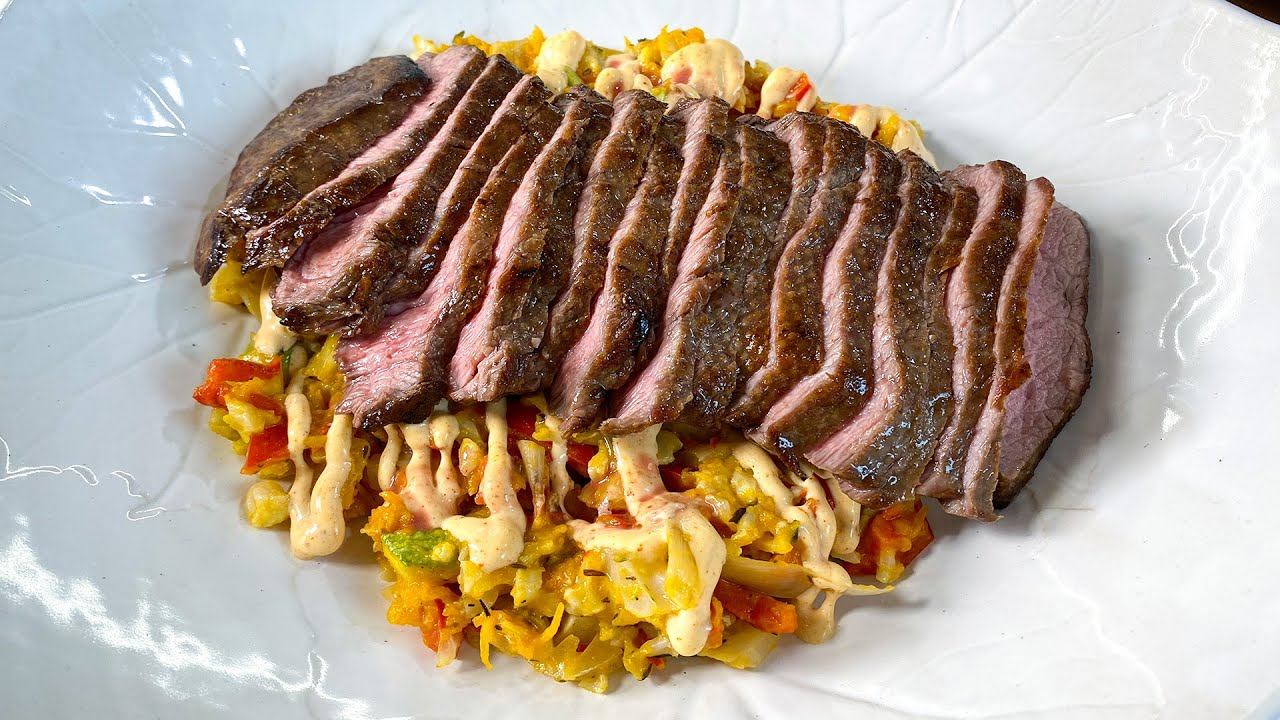 Жаркий Вегас у вас дома. Богатая жизнь на вкус. Попробуйте сами стейк с соусом и запечными овощами смотреть онлайн