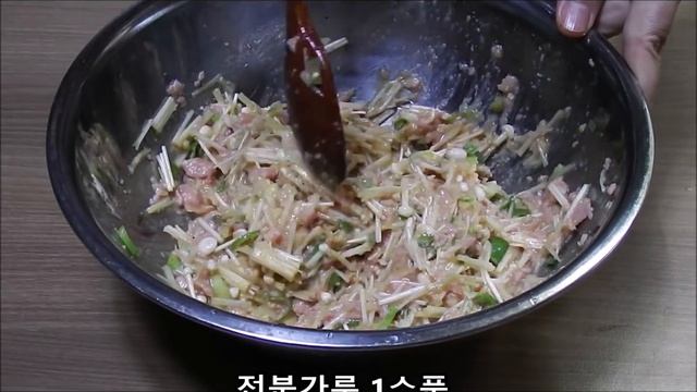 팽이버섯전 / 청양고추와 햄을 넣어 매콤하게 맛있는 팽이버섯전 만들기 / 달걀만두만들기 / enoki mushroom pancakes смотреть онлайн