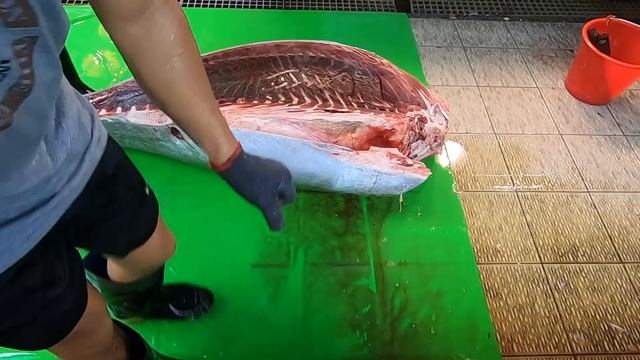 Over 300 kg Giant Bluefin Tuna cutting for Sashimi - Taiwanese street food смотреть онлайн