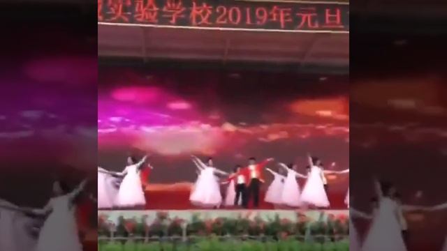 Романтическое элегантное платье с длинным шлейфом, длинными рукавами, бабочками, цветочным узором смотреть онлайн