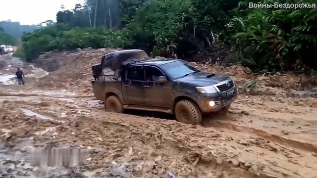 Настоящая грязевая вечеринка на бездорожье 4x4 FORD RANGER Triton Toyota Hilux BATTLE OFF ROAD смотреть онлайн