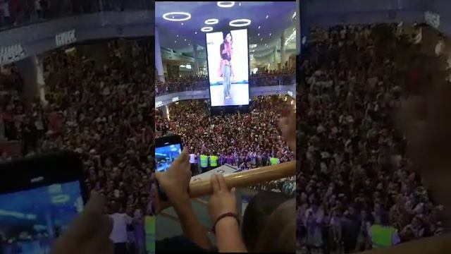 Выступление Миланы Хаметовой в ТЦ МЕГА | Казань | Песня ВОЗДУШНЫЙ ПОЦЕЛУЙ смотреть онлайн