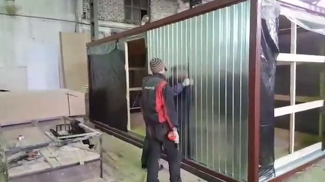 Сборка бытовки на производстве, монтаж профлиста, бытовка для жилья, вагончик для жилья. смотреть онлайн
