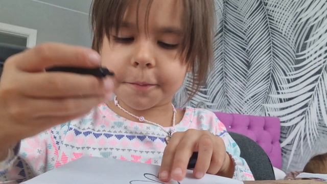 Учимся рисовать 6 лет, забавное видео от Эмилии смотреть онлайн