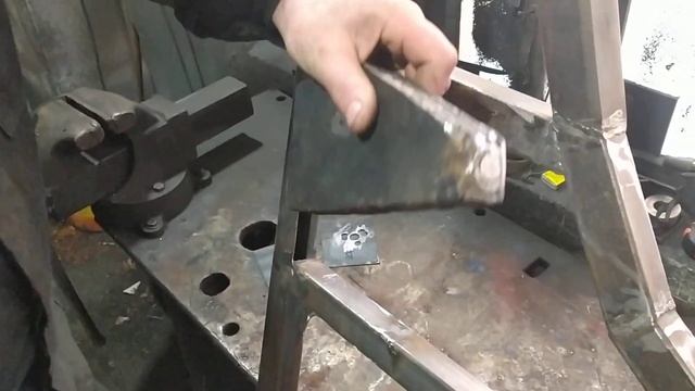 Установка замка в дверь кабины трактора Т-40 смотреть онлайн