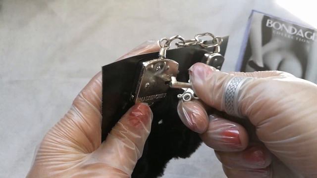 Черные наручники с мехом смотреть онлайн