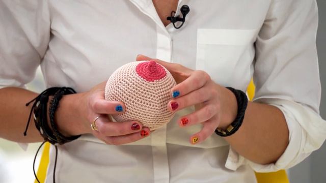 Как сцеживать грудное молоко руками. Грудное вскармливание. Сцеживание молозива вручную. смотреть онлайн