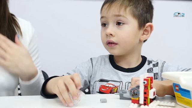 Роберт и робототехника седьмого дня (Собираем погрузчик в StartJunior). смотреть онлайн