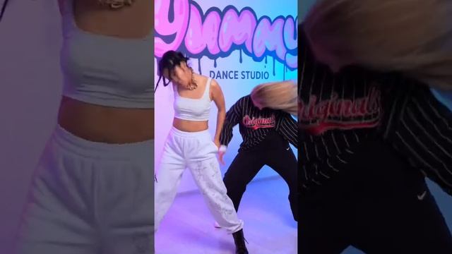 Катрин и Женя Нагуева танцуют под Britney Spears - «Gimme More»? | Yummy Dance Studio смотреть онлайн
