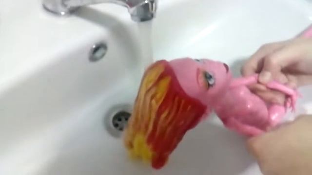 Как сделать волосы кукол мягкими? 1 часть смотреть онлайн